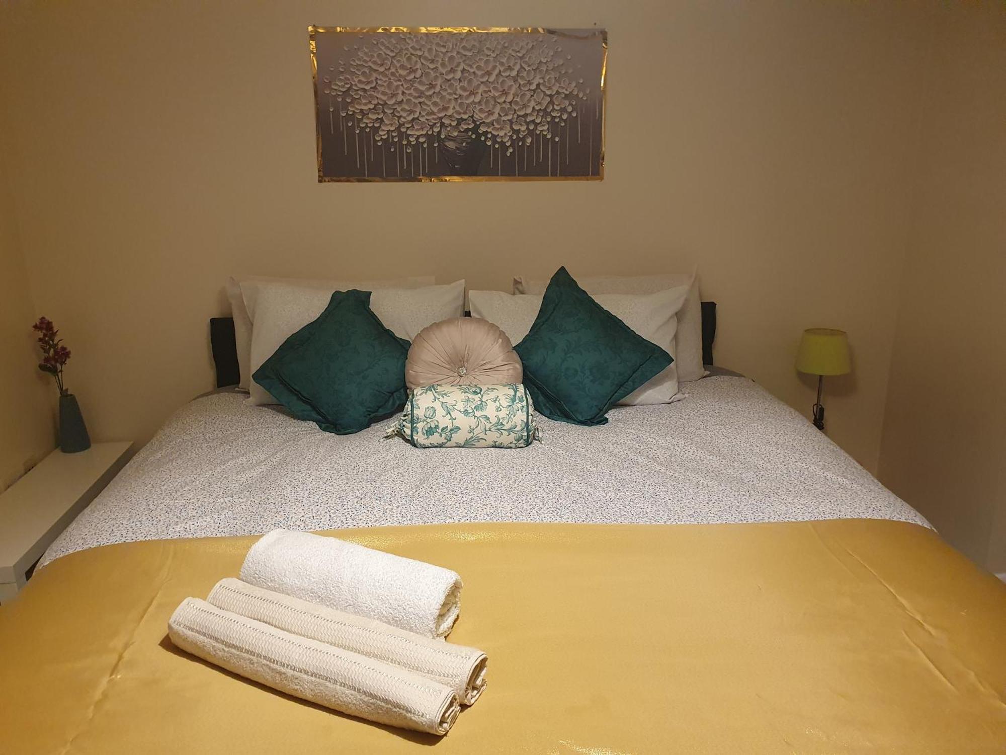 Lovely 1Bedrood Apartment 길드포드 외부 사진