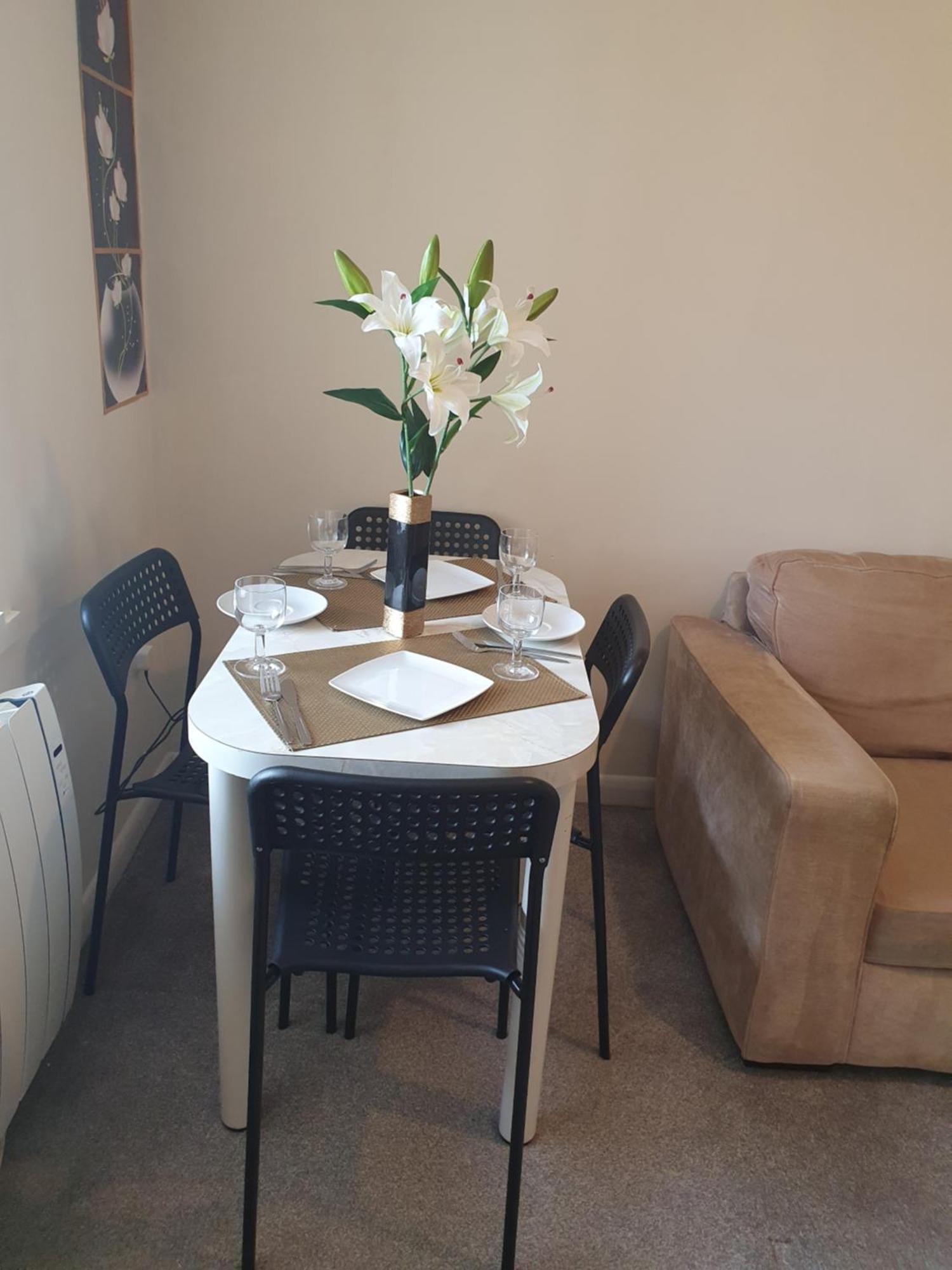 Lovely 1Bedrood Apartment 길드포드 외부 사진